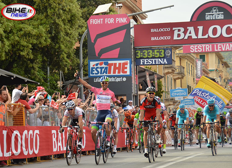 Michael Matthews vince la volata al termine della 3a tappa del Giro d'Italia 2015